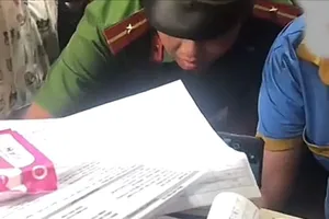 Công an ghi nhận thông tin, trích xuất dữ liệu camera và mời chủ, nhân viên bãi giữ xe về trụ sở làm việc