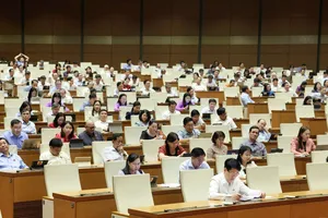 Các đại biểu dự phiên thảo luận ngày 9-5. Ảnh: QUANG PHÚC