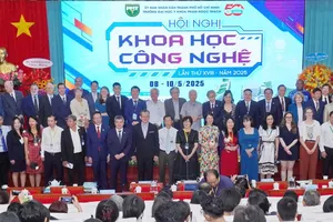 Các đại biểu chụp hình lưu niệm trước phiên thảo luận