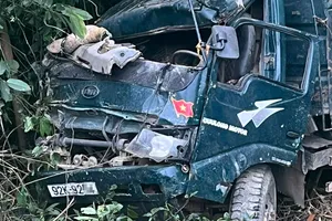 Ô tô tải chở keo lật trên núi, 2 người thương vong