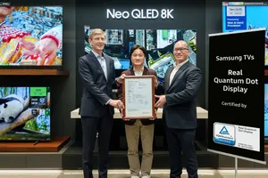 Đại diện Samsung nhận chứng nhận “Màn hình Chấm lượng tử đích thực” từ TÜV Rheinland