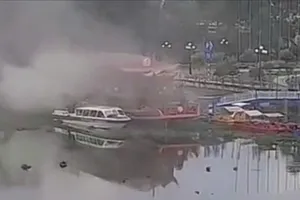 Long An: Điều tra nguyên nhân du thuyền đậu trên sông Vàm Cỏ Tây bốc cháy