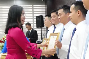 Bà Nguyễn Thị Anh Thi, Phó Chủ tịch UBND TP Đà Nẵng trao bằng khen cho tổ chức, cá nhân được vinh danh. Ảnh: XUÂN QUỲNH