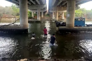 Tìm kiếm nam thanh niên nhảy xuống sông mất tích