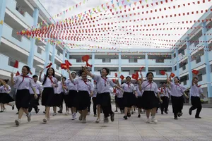 Học sinh Trường THCS Mạc Đĩnh Chi (quận Tân Bình) trong ngày khánh thành trường cuối tháng 4-2025