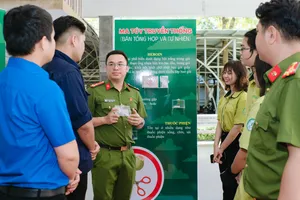 Học viên được công an tuyên truyền. Ảnh: THÀNH PHÁT