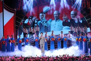 Một tiết mục tại chương trình nghệ thuật "Quà tháng 5 dâng Người". Ảnh: HUẤN TRẦN