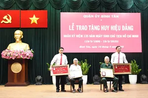 Quận ủy Bình Tân trao 141 Huy hiệu Đảng