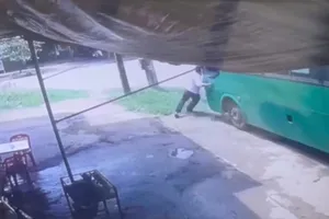 Quảng Ngãi: Ngăn xe buýt bị trôi, một nhân viên phục vụ tử vong