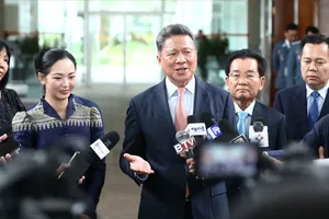 Phó Thủ tướng kiêm Phó Chủ tịch thứ nhất Hội đồng Phát triển Campuchia (CDC) Sun Chanthol phát biểu với giới truyền thông trước khi lên đường sang Mỹ. Ảnh: The Phnompenh Post