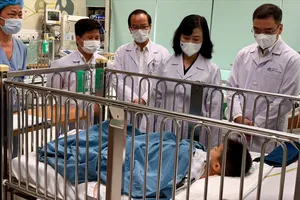 Bộ trưởng Bộ Y tế Đào Hồng Lan thăm hỏi, động viên bệnh nhi M.T.A.