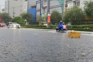 Trận mưa lớn ngày 13-5 làm ngập nhiều tuyến đường tại quận Ninh Kiều, TP Cần Thơ