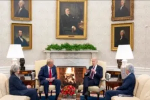 Tổng thống Mỹ Donald Trump và cựu Tổng thống Joe Biden trao đổi tại Phòng Oval. Ảnh: PRESIDENT BIDEN ARCHIVIED/ X