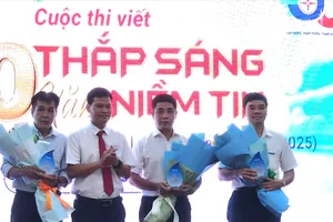 Các tác giả đoạt giải