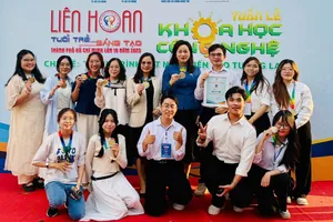 Sinh viên Trường ĐH Nguyễn Tất Thành chụp hình lưu niệm tại Lễ trao giải thưởng "Thiết kế, chế tạo, ứng dụng" 2025