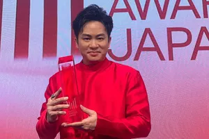 Tùng Dương nhận Giải thưởng Đặc biệt Quốc tế tại Giải thưởng Âm nhạc Nhật Bản