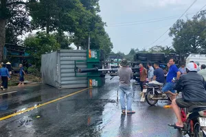 Xe container chắn ngang Quốc lộ 20, giao thông tê liệt