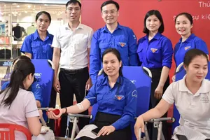 Đoàn viên thanh niên tham gia hiến máu tình nguyện 