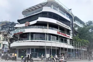 Quây tôn, chuẩn bị phá dỡ tòa nhà “Hàm cá mập”