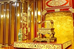 Ngai vàng ở điện Thái Hòa trước khi bị bẻ gãy
