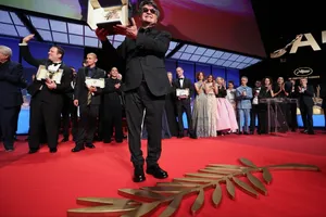 Đạo diễn bị cấm làm phim 15 năm thắng Cành cọ vàng