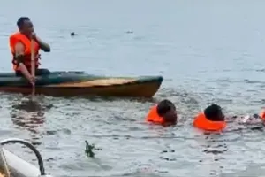 Hiện trường xảy ra vụ xe jeep chở khách du lịch lao xuống hồ nước. Ảnh: NDCC