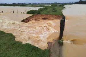 Hiện trường đoạn đê của đập Hà bị vỡ
