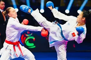 Võ sĩ Nguyễn Thị Ngoan (phải, Việt Nam) trong trận chung kết kumite đồng đội nữ gặp đối thủ Kazakhstan. Ảnh: P.MINH