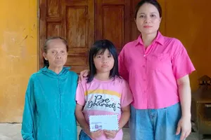 Em Biện Thị Thiên Lý và bà nội tiếp nhận số tiền 10 triệu đồng của bạn đọc Báo SGGP hỗ trợ 