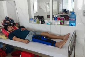 Nam sinh mồ côi bị tai nạn cần được giúp đỡ