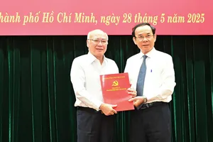 Đồng chí Phan Nguyễn Như Khuê nhận quyết định nghỉ hưu trước tuổi