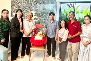 Phó Chủ tịch UBND TPHCM Trần Thị Diệu Thúy thăm và tặng quà nhà thơ Hoài Vũ