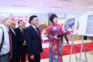 Các đại biểu tham quan trưng bày "100 năm Báo chí cách mạng Việt Nam đồng hành cùng sự nghiệp cách mạng vẻ vang của Đảng và dân tộc" bên lề hội thảo