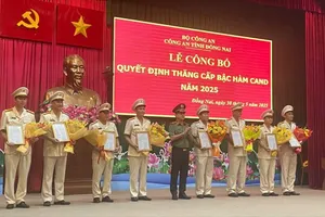 Lãnh đạo Công an tỉnh Đồng Nai chúc mừng các đồng chí công an được thăng cấp hàm