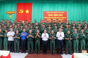 Lãnh đạo TPHCM thăm, động viên chiến sĩ mới 