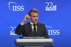Tổng thống Pháp Emmanuel Macron có bài phát biểu quan trọng tại phiên khai mạc Đối thoại Shangri-La 2025 tối 30-5 tại Singapore. Ảnh: Chụp màn hình livestream của IISS