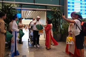 Ngay khi hạ cánh, hành khách được chào đón nồng nhiệt tại Sân bay Đà Nẵng. Ảnh: XUÂN QUỲNH