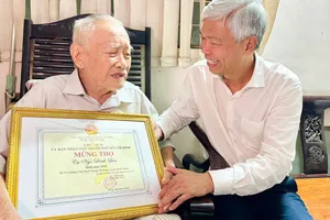 Phó Chủ tịch UBND TPHCM Võ Văn Hoan thăm, chúc thọ ông Ngô Đình Lân