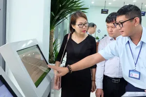 Công chức TP Thủ Đức (TPHCM) hướng dẫn người dân, doanh nghiệp tra cứu thông tin trên hệ thống điện tử