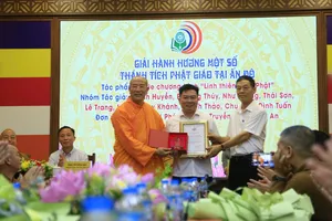 Trao giải cho nhóm tác giả đoạt giải Đặc biệt. Ảnh: HÀ NGUYỄN