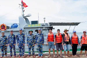 Biên phòng Sóc Trăng kịp thời cứu 5 thuyền viên bị chìm tàu 