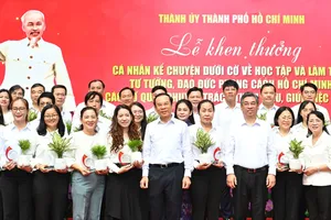 Khen thưởng cá nhân kể chuyện dưới cờ về học và làm theo Bác