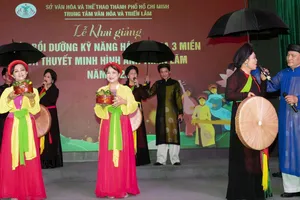 Câu lạc bộ Hương sắc ba miền - Trung tâm Văn hóa và Triển lãm TPHCM biểu diễn tiết mục Dân ca Quan họ Bắc Ninh "Khách đến chơi nhà - Mời nước mời trầu". Ảnh: THÚY BÌNH