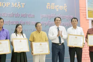 Phó Chủ tịch UBND tỉnh Trà Vinh Nguyễn Quỳnh Thiện tặng bằng khen cho 5 cá nhân 