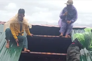 Kon Tum: Hàng chục căn nhà bị hư hại, đường giao thông sạt lở