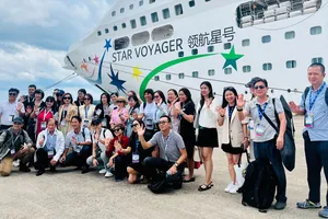 Phóng viên báo chí, KOL… chụp hình cùng tàu Star Voyager 