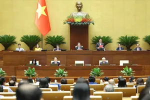 Quốc hội thảo luận ở hội trường về dự thảo Nghị quyết của Quốc hội sửa đổi, bổ sung một số điều của Hiến pháp năm 2013, chiều 13-6. Ảnh QUANG PHÚC