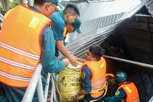 Bộ Chỉ huy quân sự TP Đà Nẵng huy động lực lượng vớt lồng bè, khơi thông dòng chảy tại đập An Trạch