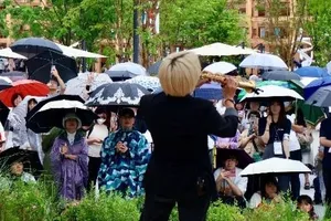 Khán giả Nhật đội mưa xem nghệ sĩ saxophone Nguyễn Bảo Anh biểu diễn