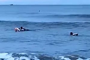 Cứu hộ thành công các du khách nguy cơ bị đuối nước trên biển Thiên Cầm